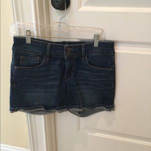 Ladies Denim Denizen Shorts by Levi’s. Size 4.